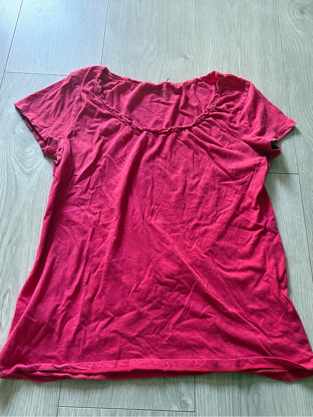 Short-Sleeve Scoop Neck Tee in Raspberry Pink